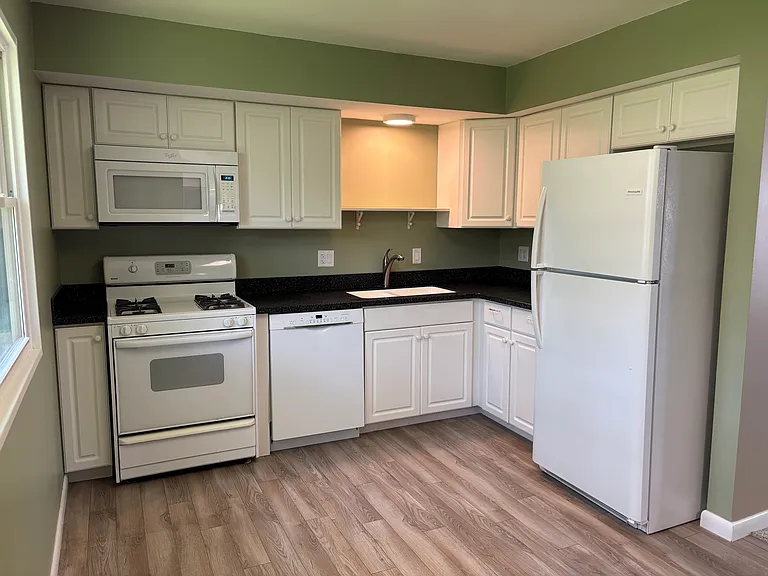 374 Raritan Dr — Photo 2