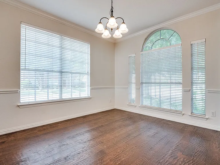 516 Cromwell Ct — Photo 3