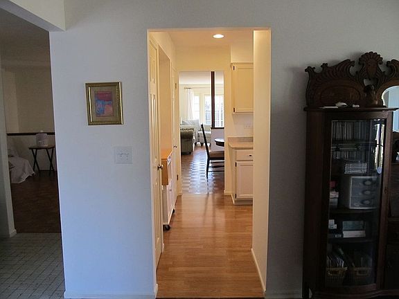 4th image of 42 White Oak Cir