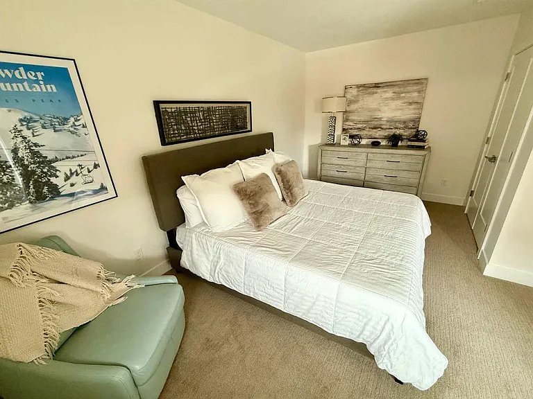 Bedroom
Upstairs bedroom with queen sized bed and closet