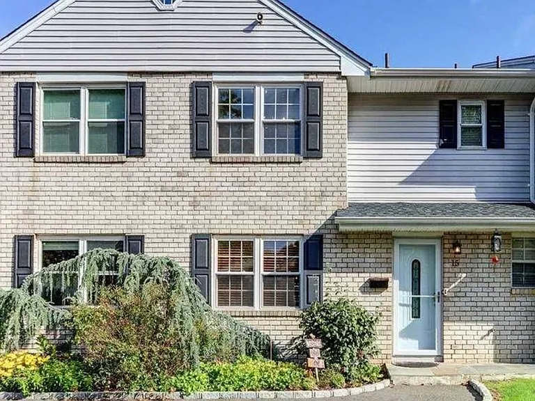 15 Manors Dr — Photo 1