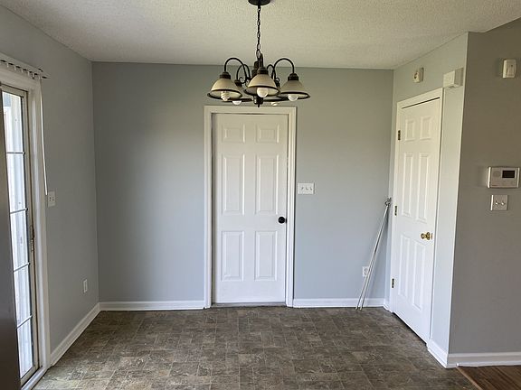 3rd image of 105 Foxtrail Dr