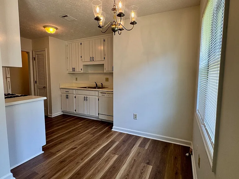 4044 Woodbridge Ct — Photo 4