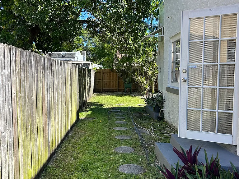 Side kitchen entrance