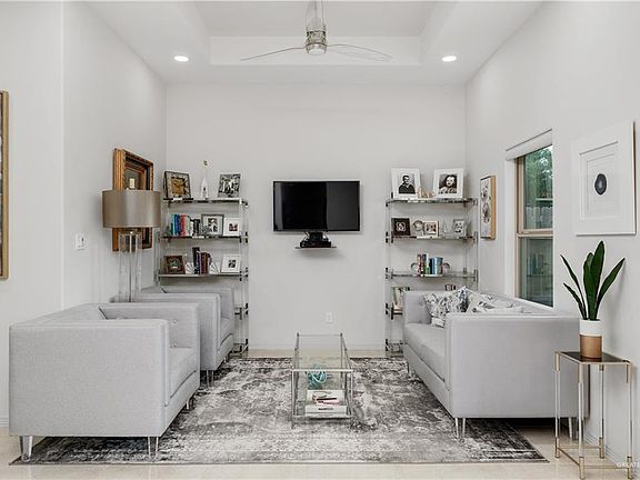 5th image of 2805 Fullerton Ave