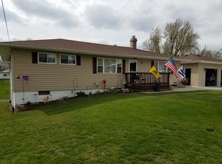 21 4th Ave, Matherville, IL 61263