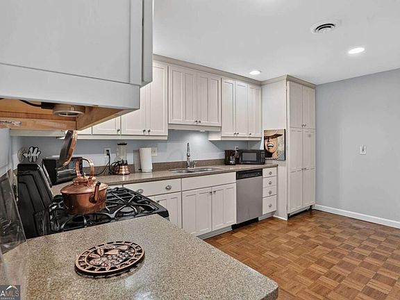 4th image of 2734 Peachtree Rd NW APT A201