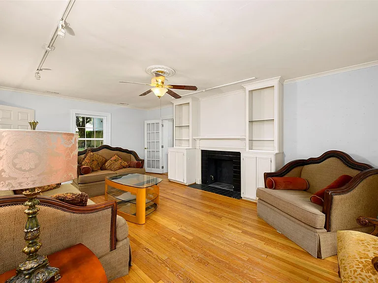 1832 Lexington St — Photo 5