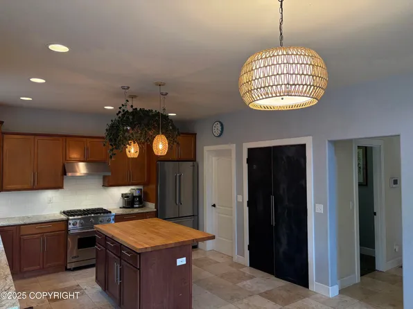 13125 W Curry Ridge Cir, Eagle River, AK 99577