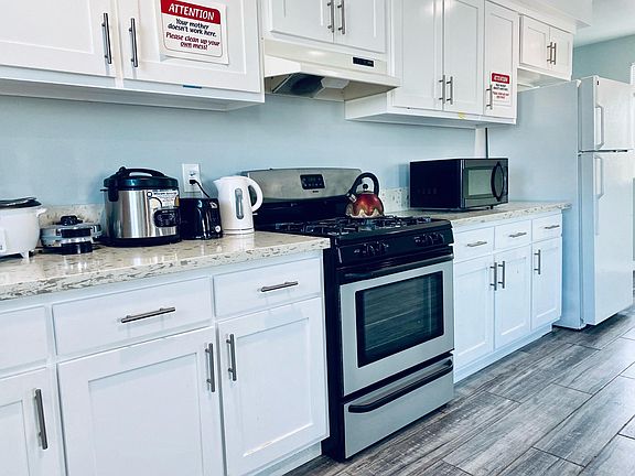 3rd image of 900 W 76th St