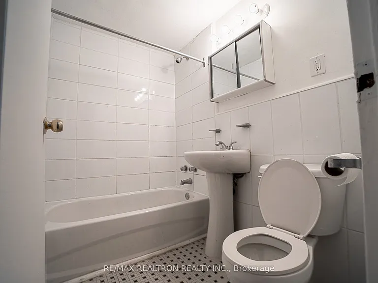 2369 Lake Shore Blvd W #111 — Photo 9