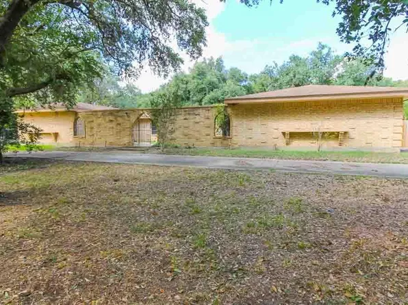 163 Windsor Dr, Beeville, TX 78102