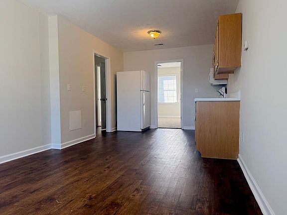 3rd image of 460 W 4th St