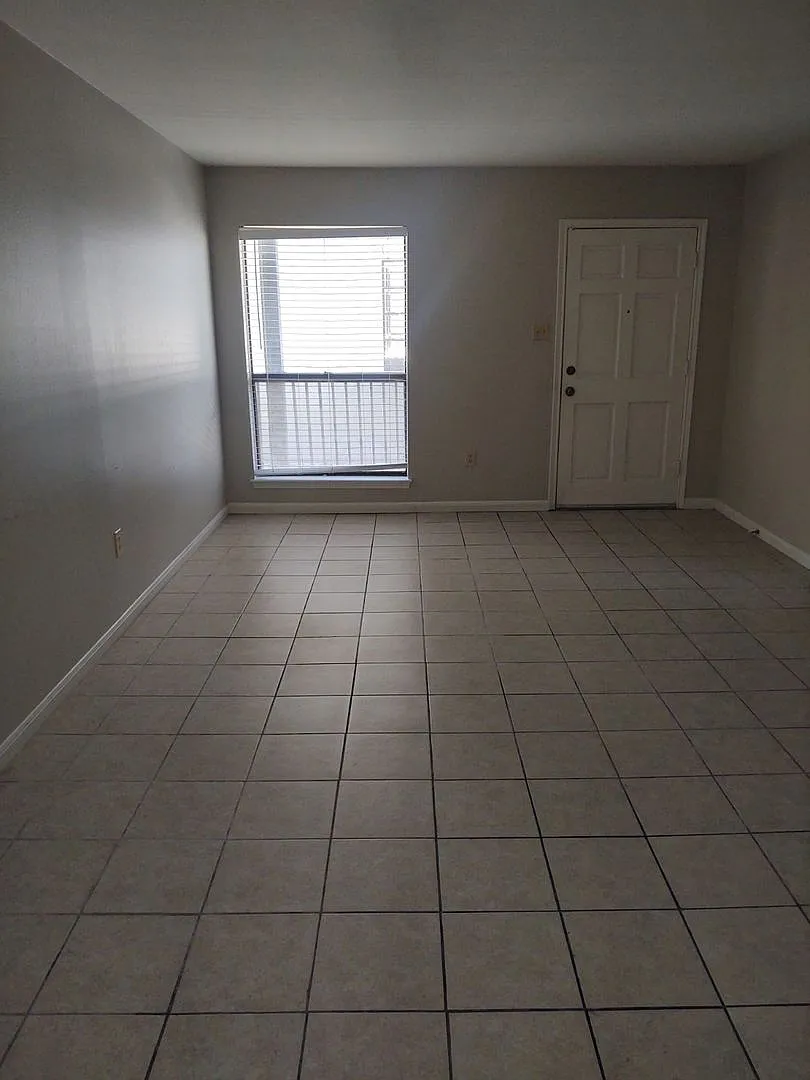 1 Bed/1 Bath Condo off of Bertrand — Photo 3