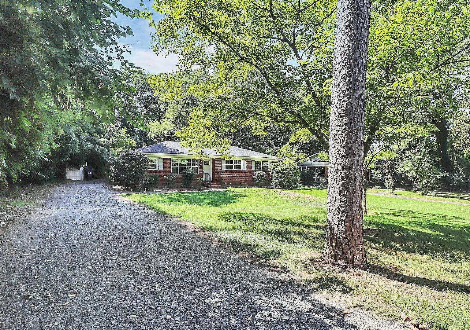 Brick Ranch w/Great Yard! Minutes From Uptown Charlotte! — Photo 3