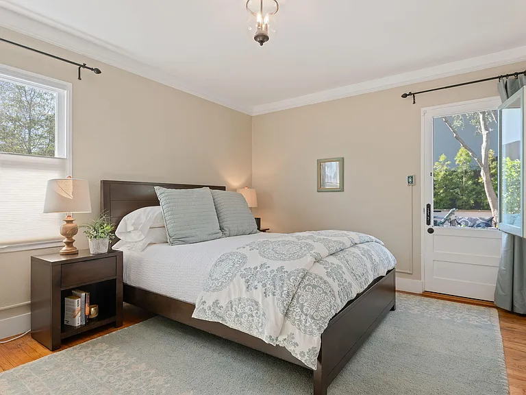 224 W Cota St — Photo 16