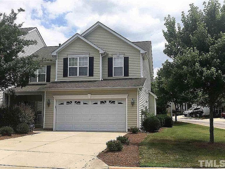 Corner end unit with plenty of yard space