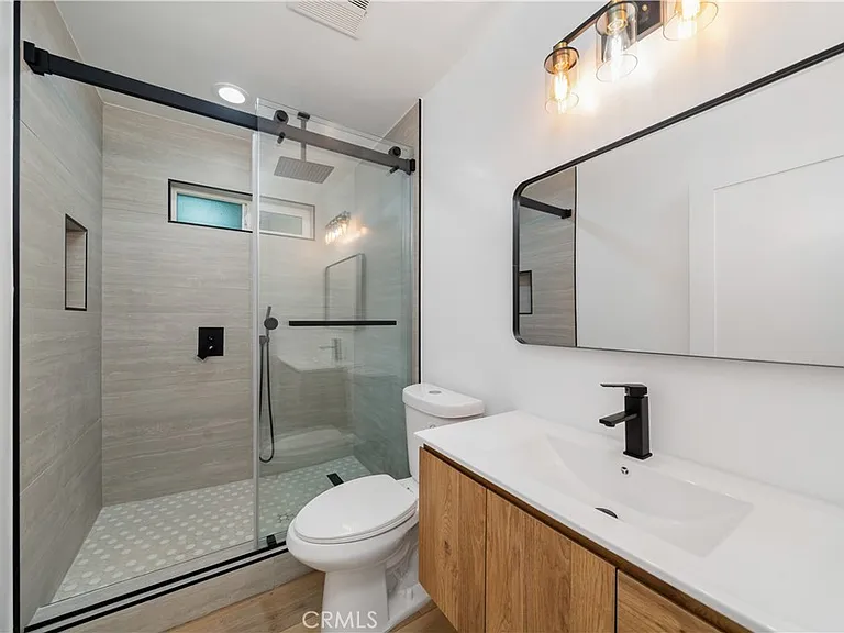 22928 Leadwell St — Photo 17