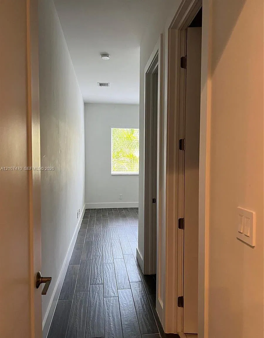 3 bed, 2.5 bath, 1913 sqft, $4,900 — Photo 3