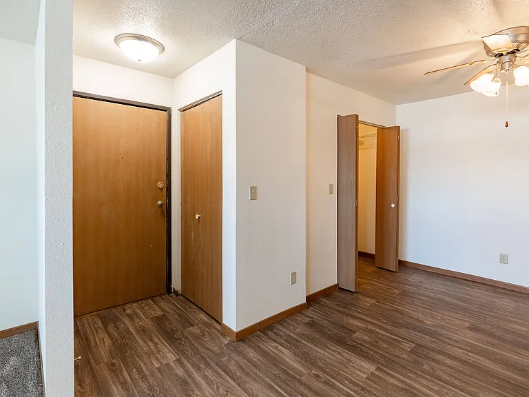 Fargo, ND Kennedy Apartments | 32A | Entry