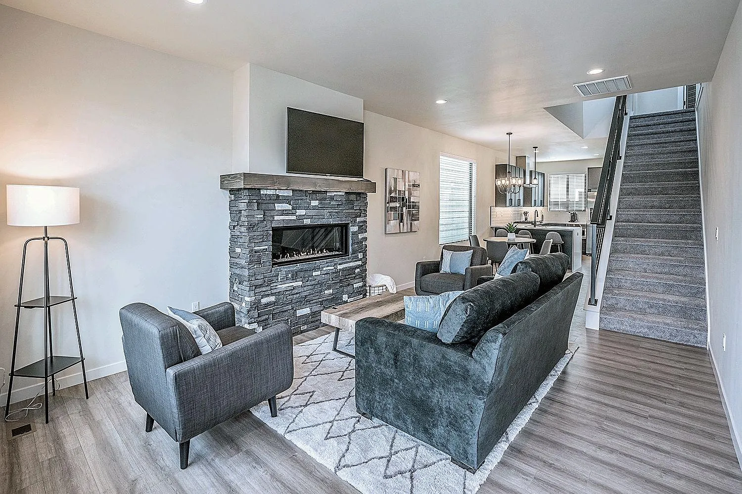 3316 N Rosalia Rd — Photo 3