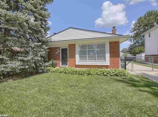 16395 Charleston St, Roseville, MI 48066