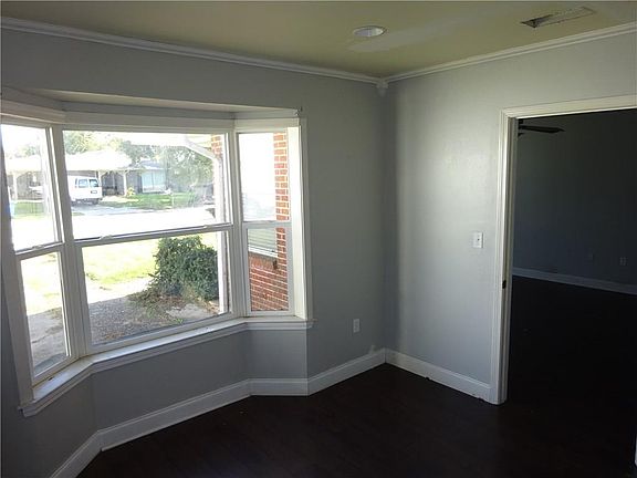 5th image of 200 Livingston Dr