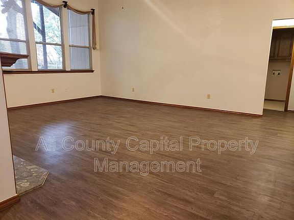 5th image of 1809 Parkwood Dr