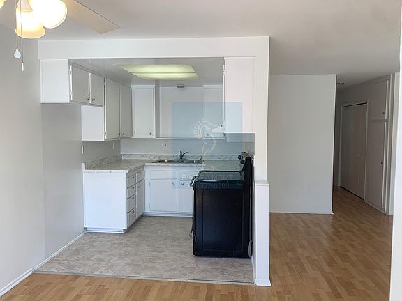 4th image of 4-22704 Maple Ave #4