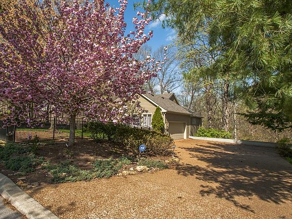 2nd image of 784 Harpeth Trace Dr