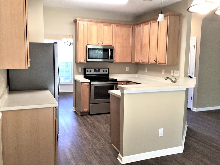324 Highgate Cir — Photo 2