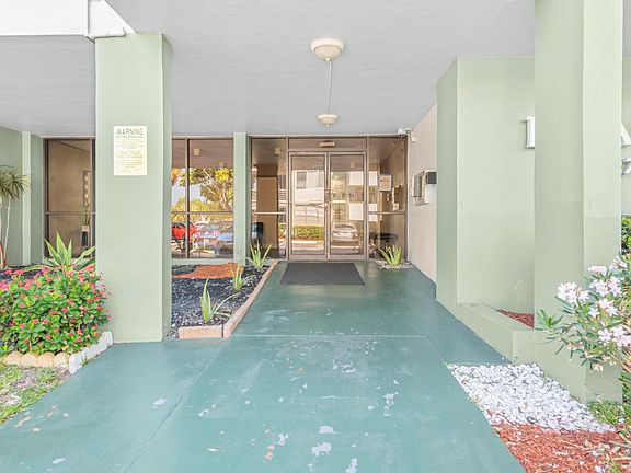 5th image of 2751 Taft Street #208