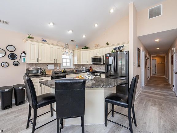 2nd image of 916 Ocean Ave #3