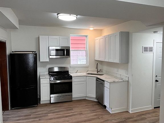 3rd image of 1518 W Augusta Blvd #2