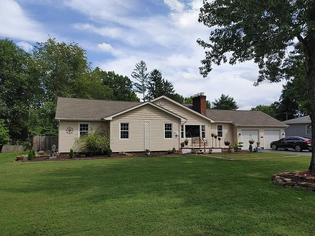 33 Limestone Blvd photo 1