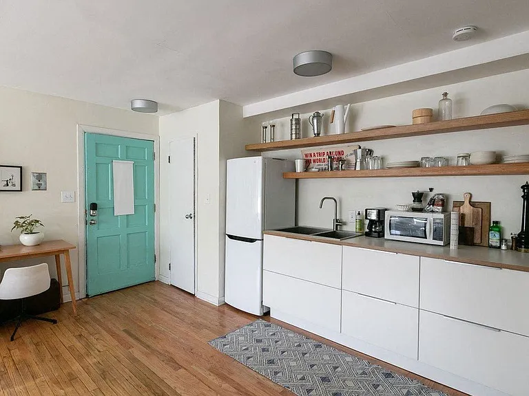 1060 Van Dyke — Photo 1