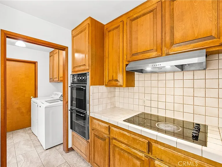 454 N Shattuck Pl — Photo 13