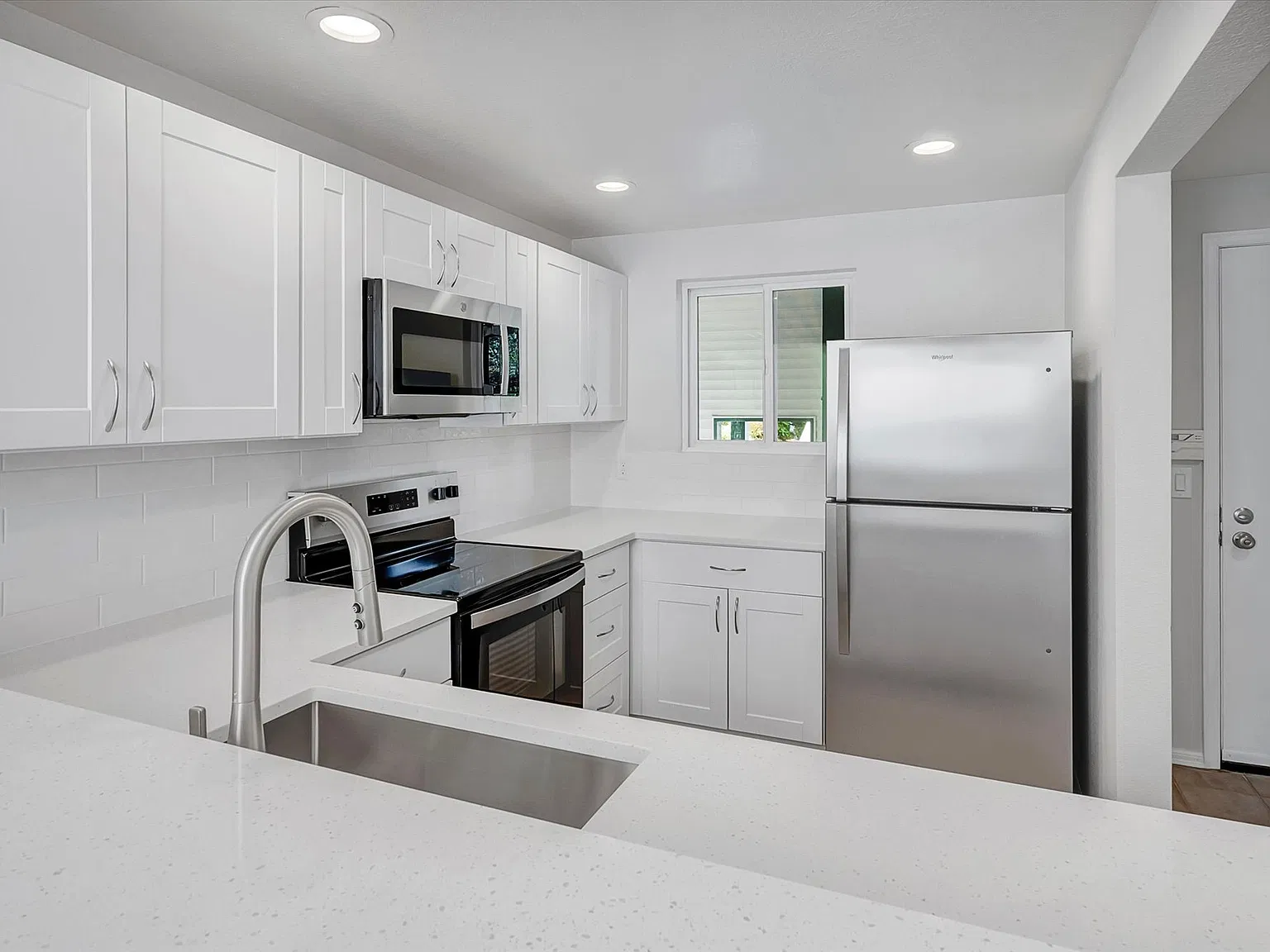 12740 NE 10th Pl — Photo 3