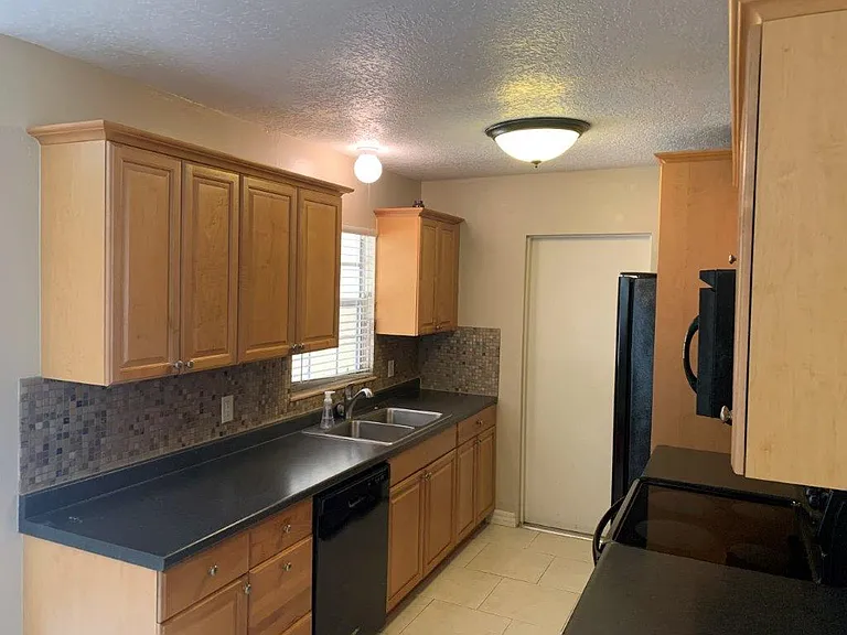 700 Green Rd — Photo 6