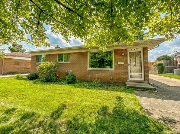 31427 Hartford Dr, Warren, MI 48088