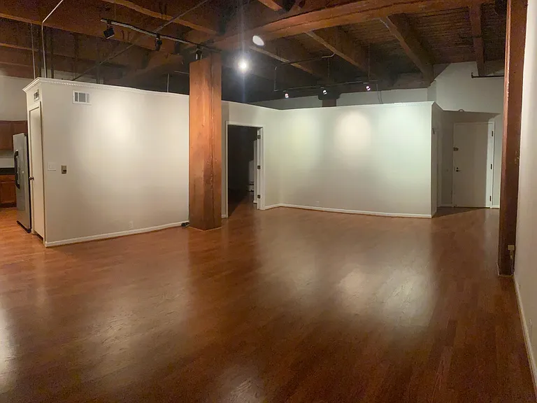 Living room 17'7" x 26' pano evening