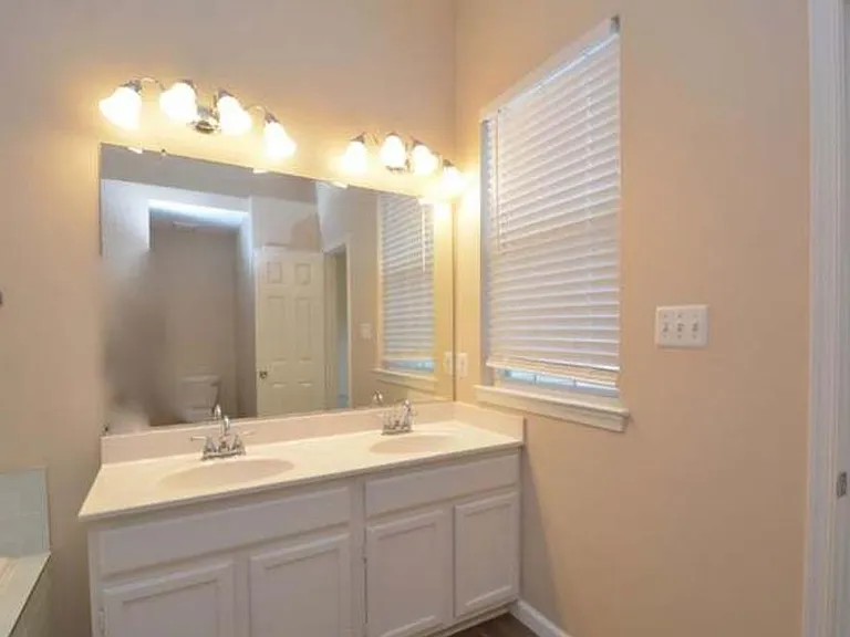 21219 Millwood Sq — Photo 9
