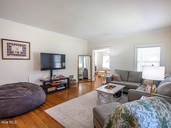 3rd image of 606 S Elm St