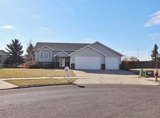1340 Hiawatha St, Minot, ND 58701