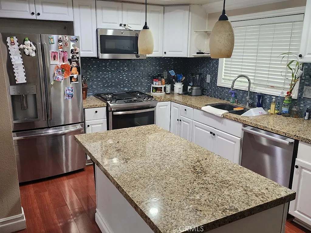 3 bed, 2.5 bath, 1150 sqft, $3,450 — Photo 3