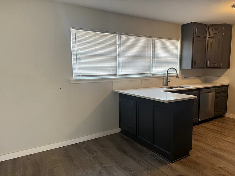 2705 Cambridge St — Photo 5