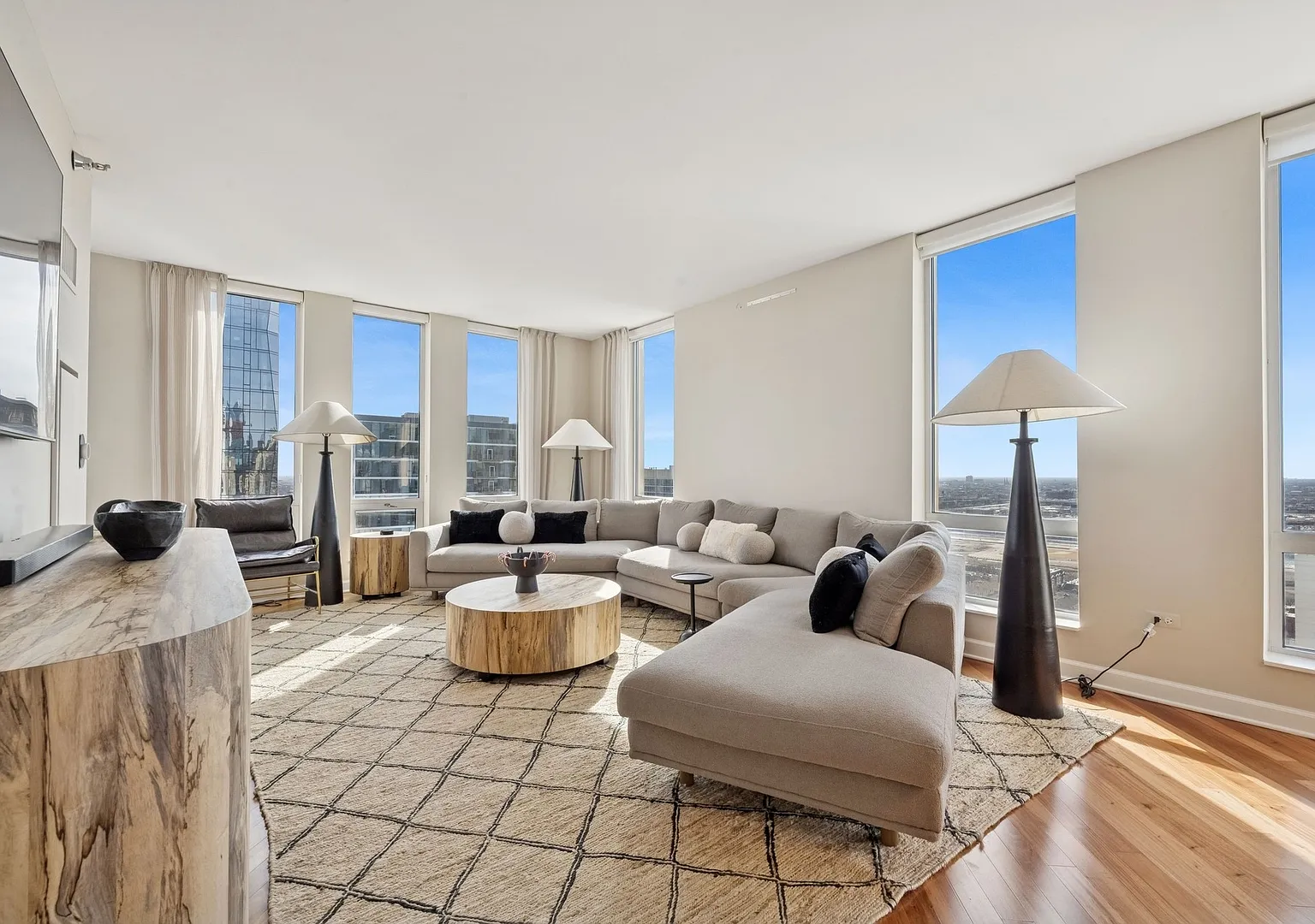 3 bed, $4,800 — Photo 2
