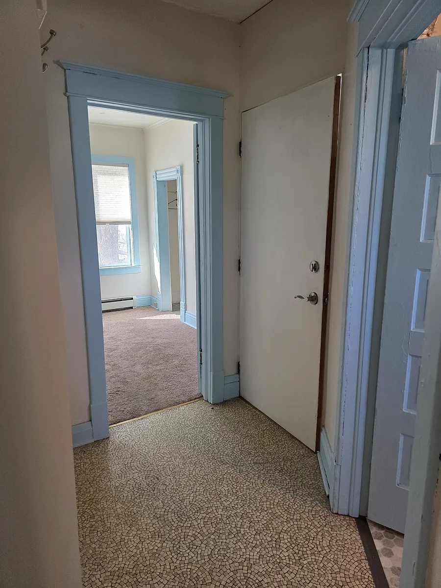 Building Photo - 408 S 7th Ave W #2
