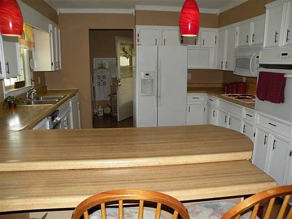 3rd image of 107 Chestnut St