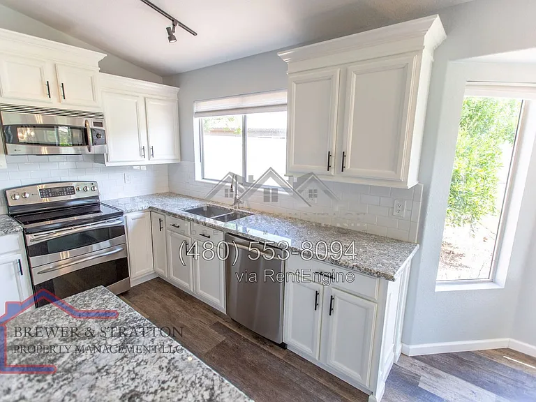 689 W Constitution Dr — Photo 15